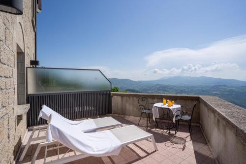 Erkély/terasz, Hotel Cesare in San Marino Erkély/terasz, Hotel Cesare in San Marino