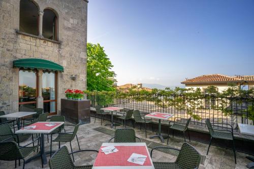 Erkély/terasz, Hotel Cesare in San Marino Erkély/terasz, Hotel Cesare in San Marino