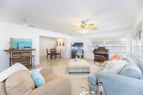 Coastal Oasis with Hot Tub & close to Hyatt Resort in 埃斯特羅 Coastal Oasis with Hot Tub & close to Hyatt Resort in 埃斯特羅
