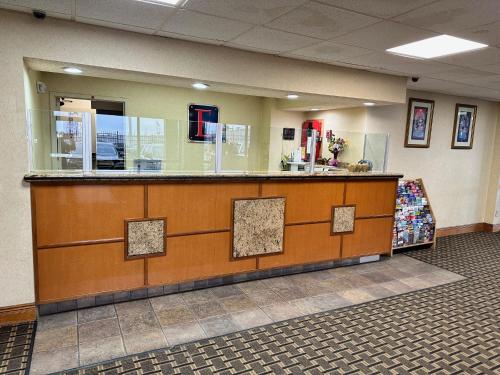 Lobby, Executive Inn in Highland Meadows Lobby, Executive Inn in Highland Meadows
