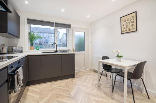 Konyha, Modern 4 Bed House-Free Parking in Livingston South Konyha, Modern 4 Bed House-Free Parking in Livingston South