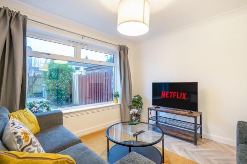Modern 4 Bed House-Free Parking in Livingston South Modern 4 Bed House-Free Parking in Livingston South