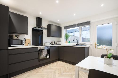 Konyha, Modern 4 Bed House-Free Parking in Livingston South Konyha, Modern 4 Bed House-Free Parking in Livingston South