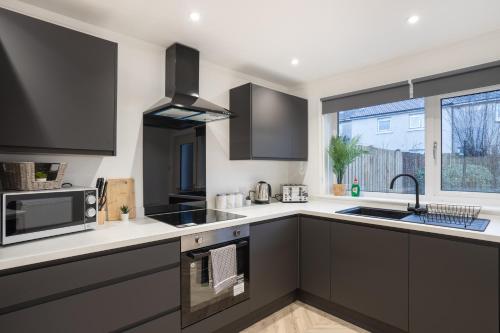 Konyha, Modern 4 Bed House-Free Parking in Livingston South Konyha, Modern 4 Bed House-Free Parking in Livingston South