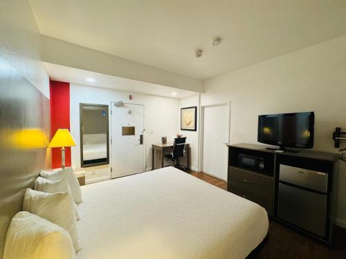 Ramada by Wyndham San Diego Airport in Roseville-Fleet Ridge Ramada by Wyndham San Diego Airport in Roseville-Fleet Ridge