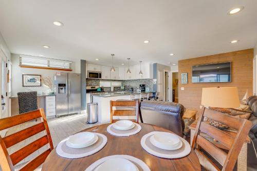 Stunning Beach Home - large patio, parking, ac & dog friendly! near Mission Beach Boardwalk Stunning Beach Home - large patio, parking, ac & dog friendly! near Mission Beach Boardwalk