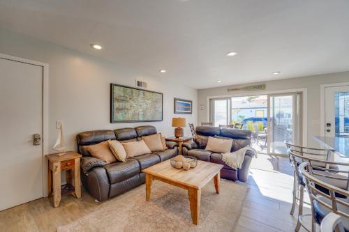 Stunning Beach Home - large patio, parking, ac & dog friendly! near Mission Beach Boardwalk Stunning Beach Home - large patio, parking, ac & dog friendly! near Mission Beach Boardwalk