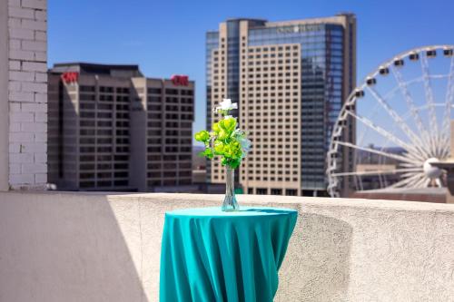 Restaurant, Holiday Inn Express & Suites - Atlanta Downtown By IHG near Georgia World Congress Center Restaurant, Holiday Inn Express & Suites - Atlanta Downtown By IHG near Georgia World Congress Center