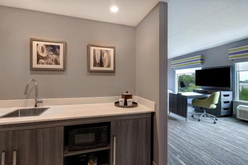 مطبخ, Hampton Inn & Suites by Hilton Burlington Toronto in Burlington مطبخ, Hampton Inn & Suites by Hilton Burlington Toronto in Burlington