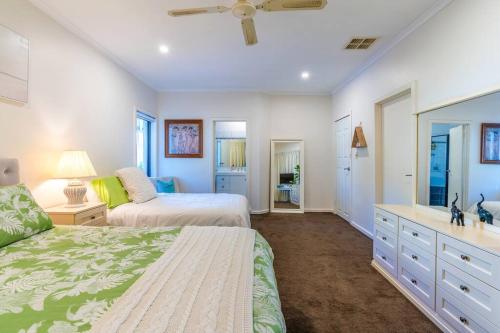 The Garden Pool and Spa house ocean views in Seacliff The Garden Pool and Spa house ocean views in Seacliff