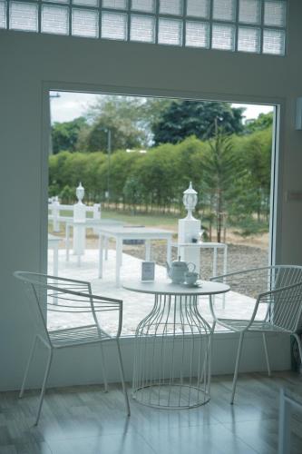 Restaurant, Quality Time Farmstay: river house #4 in Palau Restaurant, Quality Time Farmstay: river house #4 in Palau