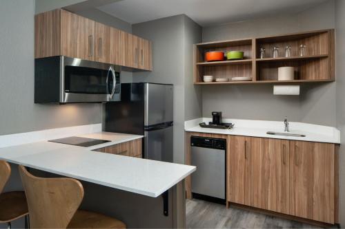 Kitchen, Four Points by Sheraton Alexandria in Alexandria (LA) Kitchen, Four Points by Sheraton Alexandria in Alexandria (LA)