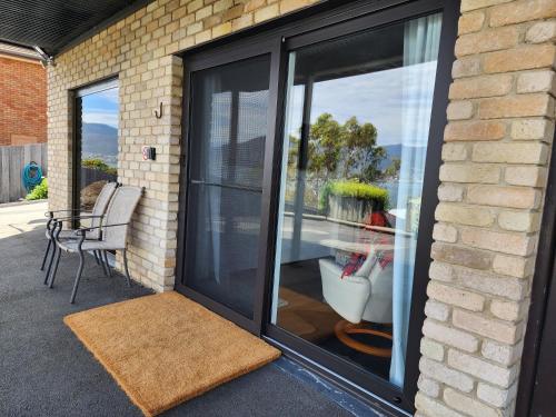 Waterfront Abode - 2 bedrooms in Risdon Vale Waterfront Abode - 2 bedrooms in Risdon Vale