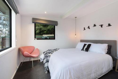 Stylish 2 bedroom home with great garden and bath