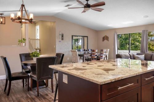 Florida Life on the Water. Heated Pool, fishing, kayaks, gameroom in 棕櫚港 (FL) Florida Life on the Water. Heated Pool, fishing, kayaks, gameroom in 棕櫚港 (FL)