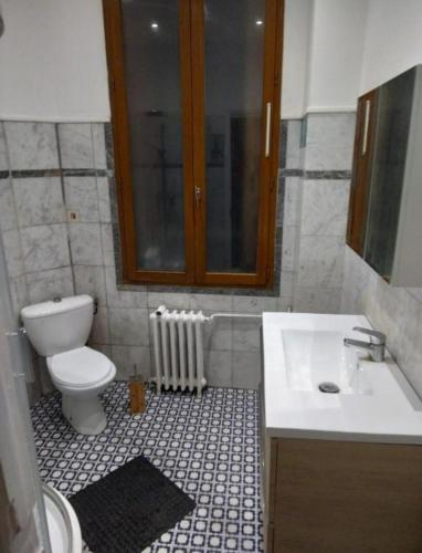 Kylpyhuone, Maison d'hôte la Courneuve (Maison d'hote la Courneuve) in La Courneuve Kylpyhuone, Maison d'hôte la Courneuve (Maison d'hote la Courneuve) in La Courneuve