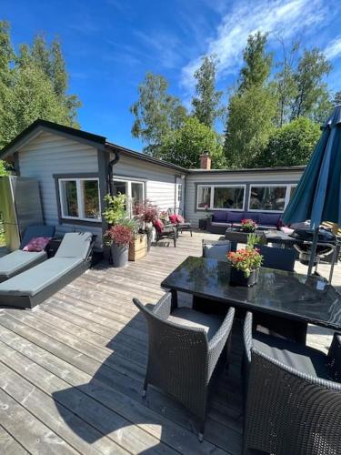 Charmig liten stuga i Sodertalje/ Kungsdalen in Eldtomta Charmig liten stuga i Sodertalje/ Kungsdalen in Eldtomta