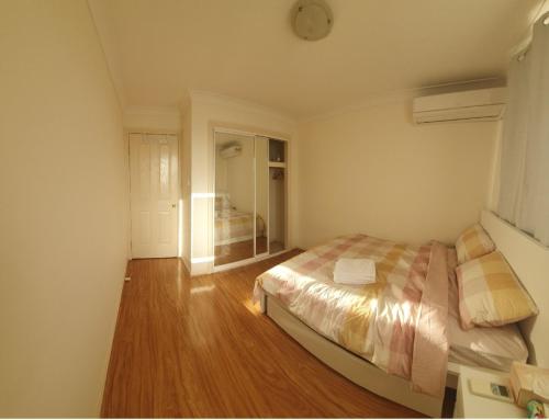 A little bedroom for you (3) in Warwick Farm A little bedroom for you (3) in Warwick Farm