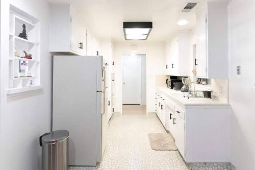 Konyha, SunHouse 1410sqft BBQ 3xTVs Pets W/D Backyard in College Konyha, SunHouse 1410sqft BBQ 3xTVs Pets W/D Backyard in College