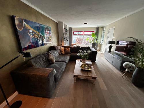 Woning met vijver, oase van rust... in บูนเดอร์มาร์เกอร์ Woning met vijver, oase van rust... in บูนเดอร์มาร์เกอร์