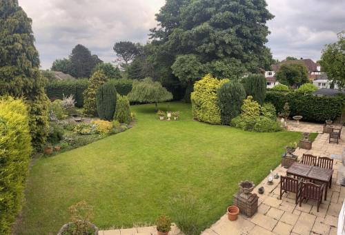 Garden, Unwind in comfort at cosy Caradus your 8 bed Home Sweet Home! in Birmingham Garden, Unwind in comfort at cosy Caradus your 8 bed Home Sweet Home! in Birmingham