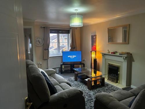 Brades Rise House - 3 bedroom house with 2 toilets with a private garden in Oldbury Brades Rise House - 3 bedroom house with 2 toilets with a private garden in Oldbury