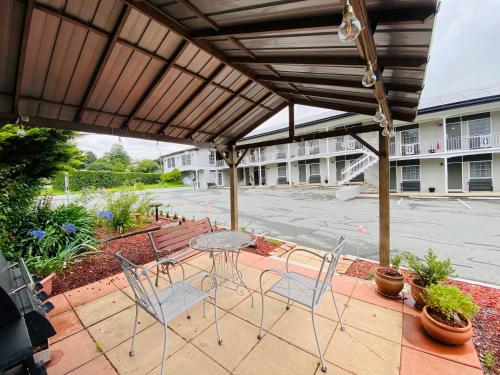 Colonial Lodge Motor Inn in Yass Colonial Lodge Motor Inn in Yass