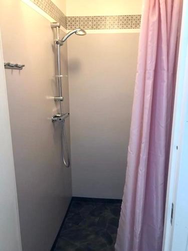 Shower, Hangvar Skola, Biblioteket in Ire Shower, Hangvar Skola, Biblioteket in Ire