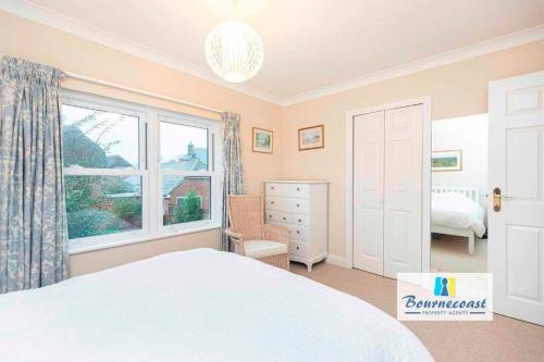 Bournecoast: Lovely Countryside Family Home-HB1522 in Bournemouth Suburbs Bournecoast: Lovely Countryside Family Home-HB1522 in Bournemouth Suburbs