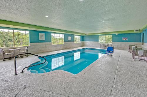 Úszómedence, Holiday Inn Express Hotel & Suites Crossville By IHG in Crossville Úszómedence, Holiday Inn Express Hotel & Suites Crossville By IHG in Crossville