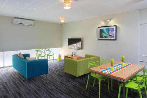 Shared lounge/TV area, Palm Beach Hotel in Gold Coast Shared lounge/TV area, Palm Beach Hotel in Gold Coast