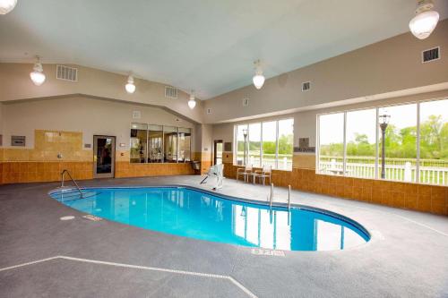 Úszómedence, Country Inn & Suites by Radisson, Wilson, NC in Wilson (Észak-Karolina) Úszómedence, Country Inn & Suites by Radisson, Wilson, NC in Wilson (Észak-Karolina)