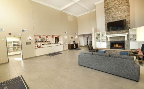 Vestíbulo, Country Inn & Suites by Radisson, Grand Forks, ND in Grand Forks (ND) Vestíbulo, Country Inn & Suites by Radisson, Grand Forks, ND in Grand Forks (ND)