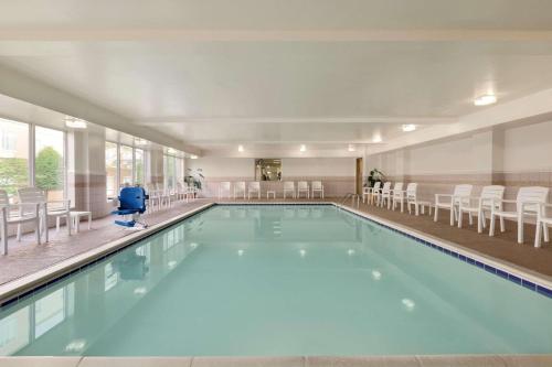 مسبح, كانتري إن آند سويتس باي راديسون - تشيستر - فيرجينيا (Country Inn & Suites by Radisson, Chester, VA) in Chester مسبح, كانتري إن آند سويتس باي راديسون - تشيستر - فيرجينيا (Country Inn & Suites by Radisson, Chester, VA) in Chester