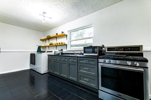 Luxury home 5 mins to Mercedes-Benz Stadium in Vine City Luxury home 5 mins to Mercedes-Benz Stadium in Vine City