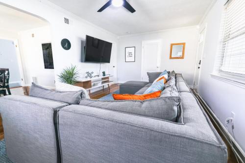 Luxury home 5 mins to Mercedes-Benz Stadium in Vine City Luxury home 5 mins to Mercedes-Benz Stadium in Vine City
