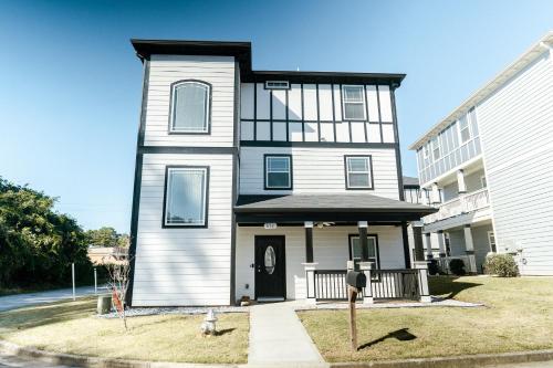 Exterior view, Enjoy this mini-mansion near downtown and the airport! in Browns Mill Park Exterior view, Enjoy this mini-mansion near downtown and the airport! in Browns Mill Park