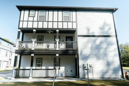 Balcony/terrace, Enjoy this mini-mansion near downtown and the airport! in Browns Mill Park Balcony/terrace, Enjoy this mini-mansion near downtown and the airport! in Browns Mill Park