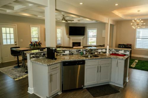 Facilities, Enjoy this mini-mansion near downtown and the airport! in Browns Mill Park Facilities, Enjoy this mini-mansion near downtown and the airport! in Browns Mill Park