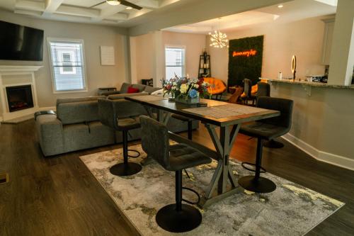 Shared lounge/TV area, Enjoy this mini-mansion near downtown and the airport! in Browns Mill Park Shared lounge/TV area, Enjoy this mini-mansion near downtown and the airport! in Browns Mill Park