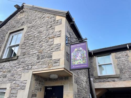 Зовнішній вигляд готелю, The Queens Head Hotel in Бакстон Зовнішній вигляд готелю, The Queens Head Hotel in Бакстон