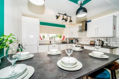 Sleek and Stylish 3 Bed in Greenock - Sleeps 8 in Greenock Sleek and Stylish 3 Bed in Greenock - Sleeps 8 in Greenock