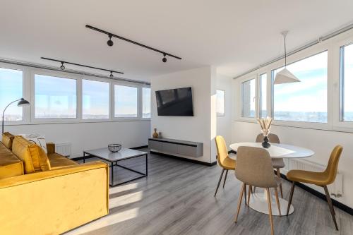 صالة مشتركة/ منطقة التلفزيون, 77 views apartments by INSHI in هولوشكو صالة مشتركة/ منطقة التلفزيون, 77 views apartments by INSHI in هولوشكو