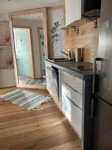 кухня, Ferienwohnung im Usseltal - Zirben Spa - Monheimer Alb - Altmühltal - Familie Geyer Daiting (Ferienwohnung im Usseltal - Zirben Spa - Monheimer Alb - Altmuhltal - Familie Geyer Daiting) in Monheim кухня, Ferienwohnung im Usseltal - Zirben Spa - Monheimer Alb - Altmühltal - Familie Geyer Daiting (Ferienwohnung im Usseltal - Zirben Spa - Monheimer Alb - Altmuhltal - Familie Geyer Daiting) in Monheim