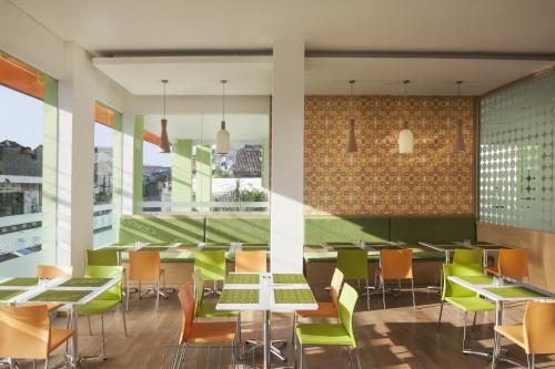 Bar/lounge, Zest Yogyakarta by Swiss-Belhotel International near Pakualaman Kraton Bar/lounge, Zest Yogyakarta by Swiss-Belhotel International near Pakualaman Kraton