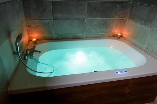 熱水浴缸, Chalet cosy 4 étoiles le Domaine Des Mésanges (Chalet cosy 4 etoiles le Domaine Des Mesanges) in 普蘭凡 熱水浴缸, Chalet cosy 4 étoiles le Domaine Des Mésanges (Chalet cosy 4 etoiles le Domaine Des Mesanges) in 普蘭凡