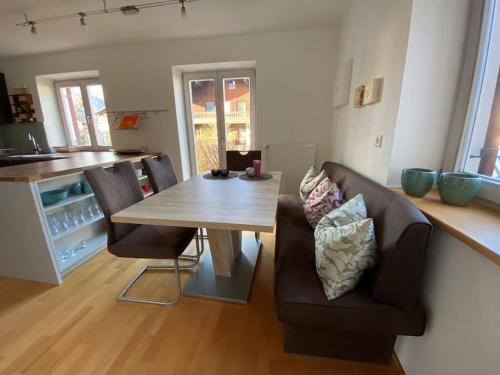 Großzügige Ferienwohnung mit Terrasse und Garten (Großzugige Ferienwohnung mit Terrasse und Garten) in Inzell városközpont Großzügige Ferienwohnung mit Terrasse und Garten (Großzugige Ferienwohnung mit Terrasse und Garten) in Inzell városközpont