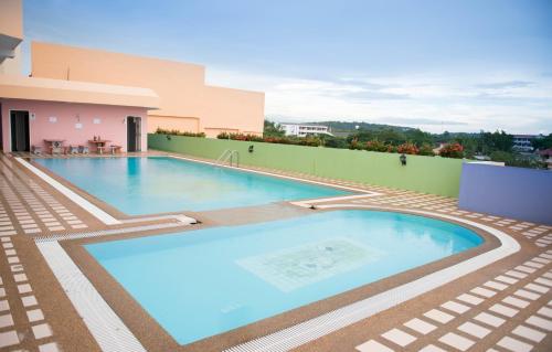 Swimming pool, Phayao Gateway Hotel in Phayao Swimming pool, Phayao Gateway Hotel in Phayao
