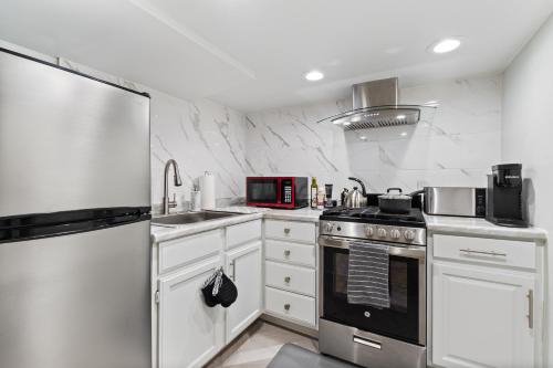 Kitchen, Luxury chicago suite in Ravenswood Gardens Kitchen, Luxury chicago suite in Ravenswood Gardens