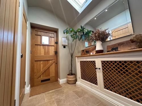 Vstupní hala, Sunnyside, Bath – 3 Bedroom Cottage With Parking in Kelston Vstupní hala, Sunnyside, Bath – 3 Bedroom Cottage With Parking in Kelston